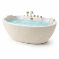 Vasca freestanding ovale in acrilico bianca con rubinetteria dorata